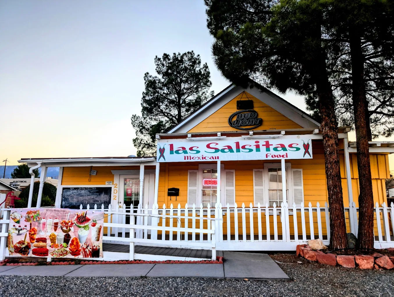 Las Salsitas Mexican Food - Cozy restaurant serving traditional Mexican cuisine
