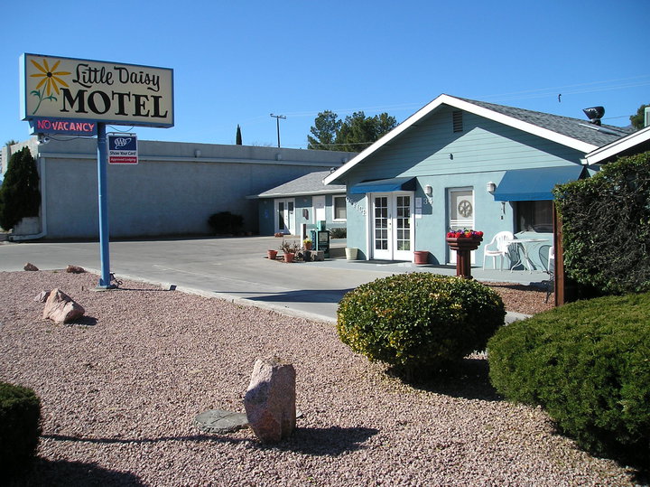 Little Daisy Motel exterior with no vacancy sign on sunny day